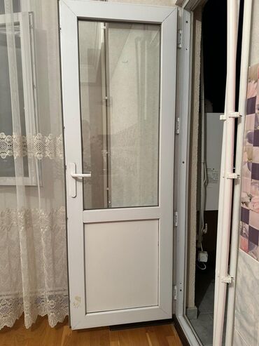 Furnitura və aksessuarlar: 1 eded plastmas qapi satilir. Evdən. Olcusu- 120 - 80 Unvan- Yeni