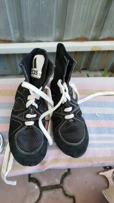 женские черные кроссовки: Продаю борцовки 36 размер . 1 раз надели на тренировку . Размер не