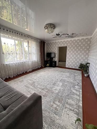 Продажа полдома: Продаю дом В селе Кунтуу, большой двор, 4 сарая, тапчан, навес — 15