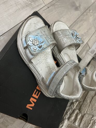 Детская обувь: 30 размер
Почти новые нужно лишь почистить 
Отдам за 300