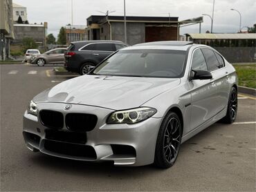 bmw m5: Gümüşü rəngli BMW 5 Series sedanı satılır. Avtomobil qara disklərə və