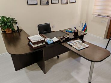 pencere resotka: Ofis mebel dəsti – tünd qəhvəyi rəngdə, MDF/laminat səthli Tərkibi: -