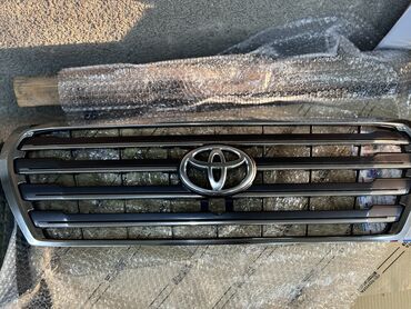 есть трещина: Решетка радиатора Toyota 2012 г., Б/у, Оригинал