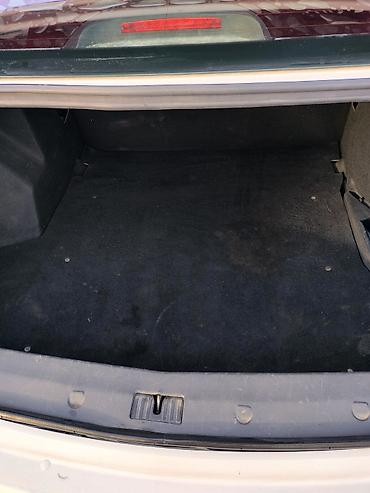 Другие автомобили: Седан белого цвета, правый/левый руль не указан, кузов — 4‑дверный — 9