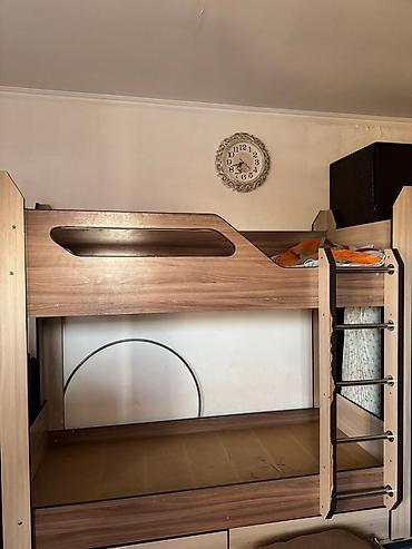 bunk bed: Двухъярусная кровать с лестницей из хромированных трубок. Каркас — 2