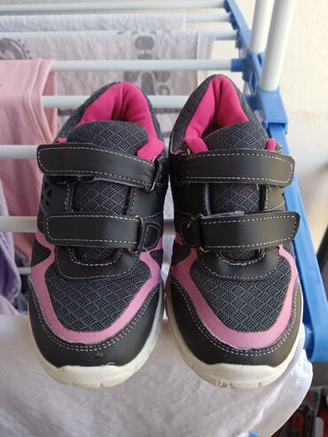 Kids' Footwear: Sneakers, Size