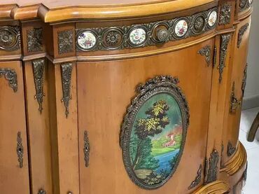 drvene komode sa fiokama: Stilska komoda sa porcelanskim ukrasima 🪑 Dobro stanje Dimenzije: 📏