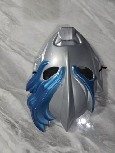 Карнавальные костюмы: Карнавальная маска в серебристом цвете с синими акцентами. Дизайн — 3