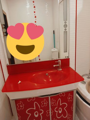 Другая сантехника: Qırmızı rəngdə, quraşdırılmış lavabo və kran ilə birlikdə vannası olan