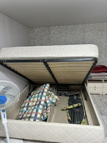 Спальные гарнитуры: Спальный гарнитур в классическом стиле, цвет айвори. Состав: - — 14