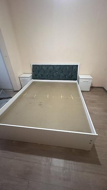 Эмерек гарнитурлары: Двуспальная кровать с мягким изголовьем + две прикроватные тумбы - — 1