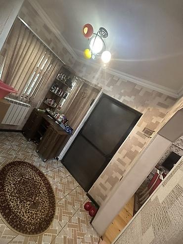 yeni əmlak az: 3 otaqli heyet evi 2 masinliq heyeti var we xsi yasadiqim evdi qosa — 7