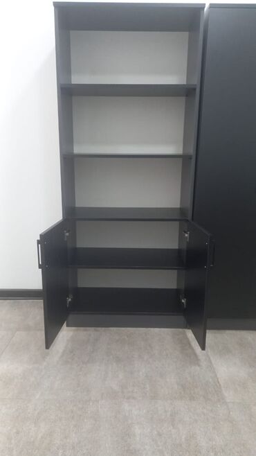 Masa və oturacaq dəstləri: Ofis mebelləri dəsti Tərkib: - Direktor masası: qara rəngdə, geniş iş — 10