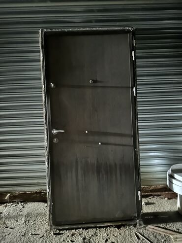 Сантехника: Metal qapı, evlər, ofislər və ya anbarlar üçün etibarlı giriş təmin