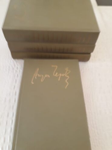 Digər kitablar və jurnallar: "Собрания сочинений":А.Доде(7 томов,"Библиотека молодой семьи" — 14