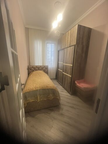 Uzunmüddətli kirayə mənzillər: 4 otag - Zal: Geniş və işıqlı otaq, kristal lüstrlü asma tavan — 16