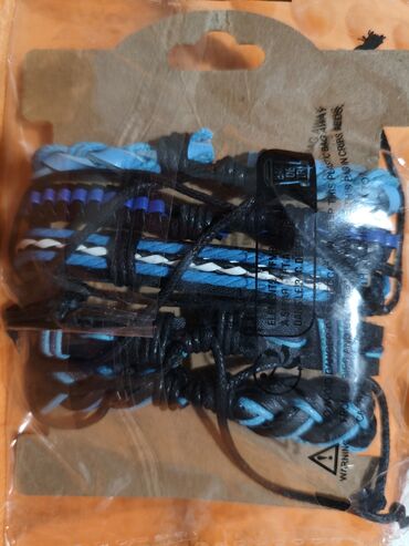 Наборы украшений: Набор бижутерии и аксессуаров Состав: - Брошь в форме пера — 16