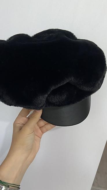 tüklü papaq: Qara rəngli unisex papaq – süni xəz üst hissə və dəri görünümlü — 2