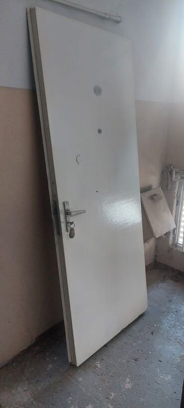 Bunker qapıları: Ağ rəngli metal giriş qapısı komplekti - Material: metal qapı qanadı