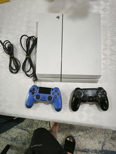 цена плейстейшен 1: Игровая приставка Sony PlayStation-4, белый цвет Model CUH-1115A