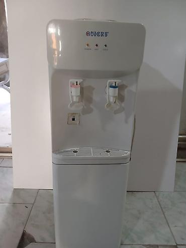 mini sok çəkən: QUICKS su dispenseri – isti və soyuq su verən floor-standing model — 1