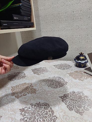 cins dest: Klassik üslubda kişi qara kepka. Yumşaq parçadan hazırlanmışdır və yan — 1