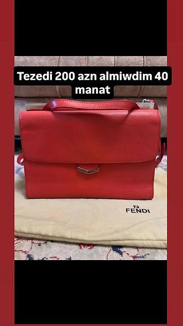 Qırmızı çiyin/çəlik çantası. Ön qapaqlı dizayn, metal vurğu detallı