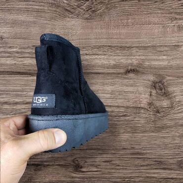 Ugg čizme: Ugg dečije čizmice crne krem kamel NOVO Novo Brojevi 35 do 36 fb — 11