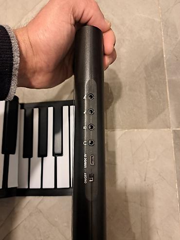 Musiqi alətləri: Daşınan qatlanan rəqəmsal piano (roll-up keyboard) Maya deyerine — 10