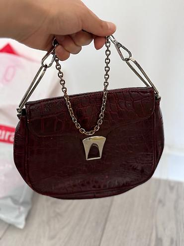 Классические сумки: Продаются кожаные сумки.
1 и 8 сумка-по 1000
Остальные по 100-200-400 — 6