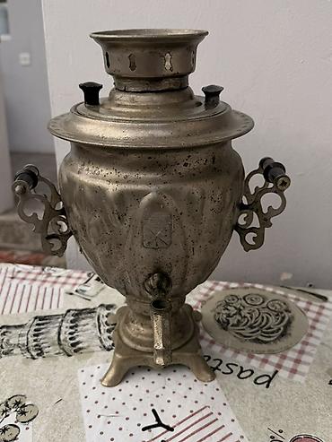samavar: Klassik rus samovarı – kömür/od közü ilə işləyən metal çay dəmləyən — 1