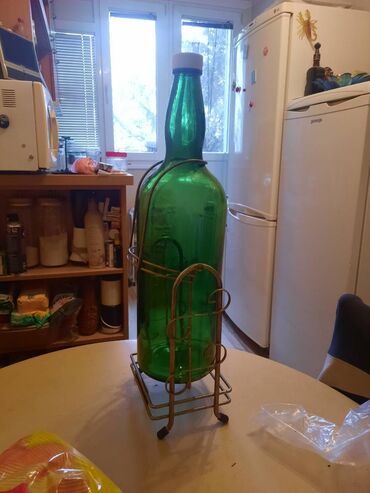 Ostalo posuđe: Velika flasa sa postoljem.
Oko 4,5 l — 4