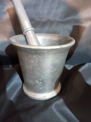 Mətbəx aksesuarları: Döküm metaldan hazırlanmış uclu dəst: havan və həvəng. - Klassik