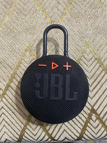 колонка jbl charge 3: Портативная Bluetooth‑колонка форм‑фактора «клипса» с карабином — 1