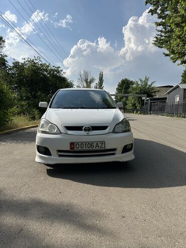bridgestone blizzak: Автомобиль Toyota Ipsum в белом цвете. Это компактный минивэн