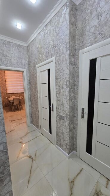 Uzunmüddətli kirayə mənzillər: Düşme variyant Yüksək səviyyədə təmirli.Yaşayış olmayıb.2 böyük yataq — 12