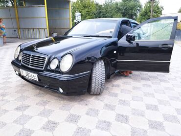 продаю авто мерс: Черный седан Mercedes-Benz E-класса с классическим дизайном
