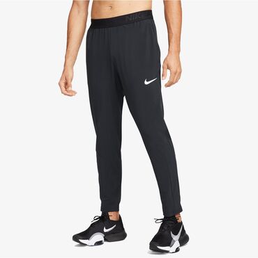 nike crna majica: Nike pro u L veličini, NOVO SA ETIKETOM