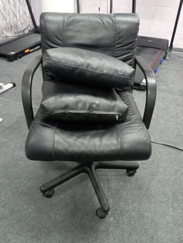подушка на кресло: Здравствуйте! продам кожанное кресло офисное подойдёт для учëбы