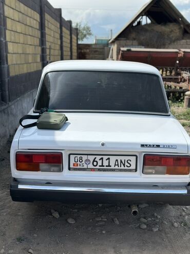 машина фольксваген: Автомобиль ВАЗ-2107 белого цвета. Седан с задним приводом. Хорошем