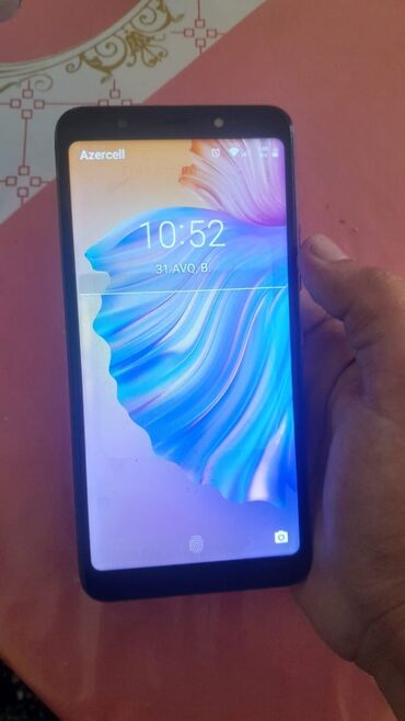Boşqablar: Tecno Pop 4 modeli smartfon. Cihazın arxası bənövşəyi və göy rənglərə