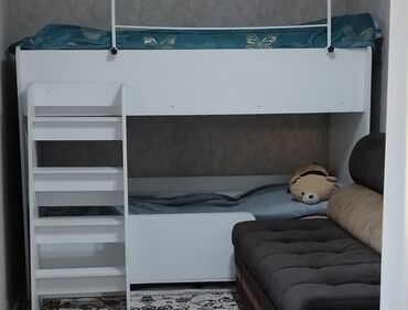детский койнок: Продается двухъярусная кровать + матрасом состояние отличное бортик в