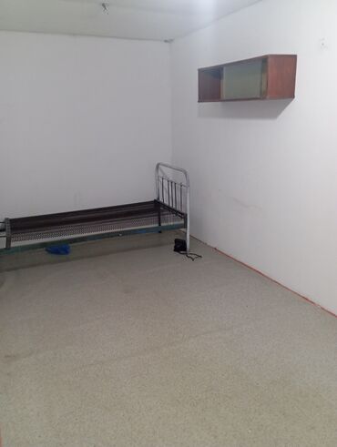 кирпичный дом: Комната/подсобное помещение - Площадь ориентировочно 16 (визуально)