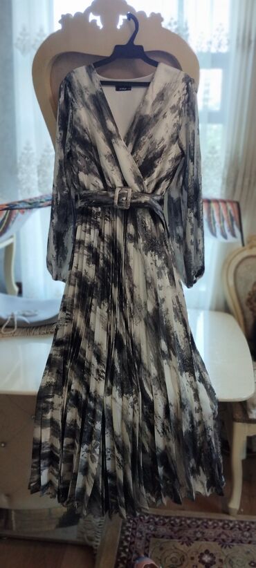 вечернее платье из атласа: Вечернее платье, Длинная модель, Атлас, С рукавами, M (EU 38), L (EU 40)