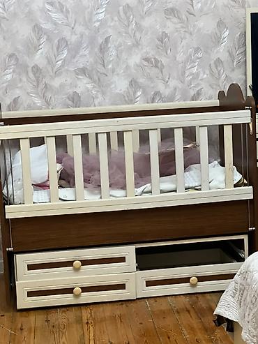 w210 mebel: Uşaq beşiyi – taxta korpuslu, ikirəng (ağ/kəhvəyi) dizayn. Üzərində ki — 3