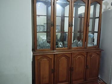 Klassik üslubda vitrin-bufet - Material: təbii ağac karkas, şüşəli