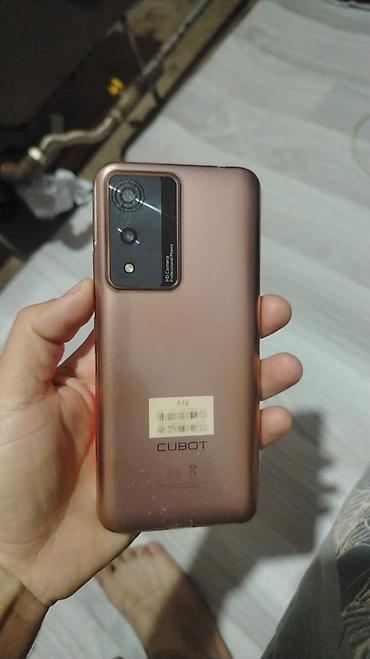 telefon altlıgı: Cubot A10 smartfonu. Şəkillərdə göründüyü kimi cihazın arxa — 2