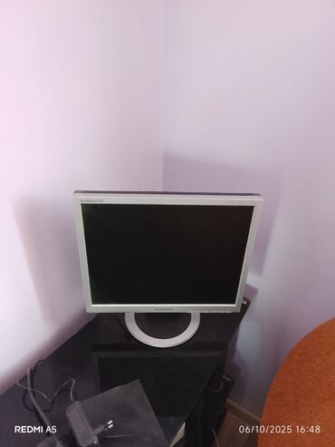 ekran qoruyucusu: Samsung SyncMaster 713N LCD monitor - Ekran diaqonalı: 17 düym