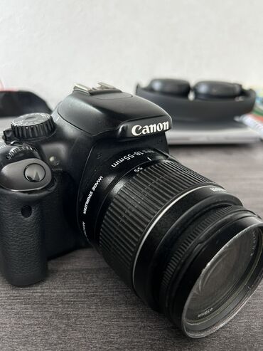 фотоаппарат с чехлом: Зеркальный фотоаппарат Canon EOS 550D с объективом 18-55 мм. Эта
