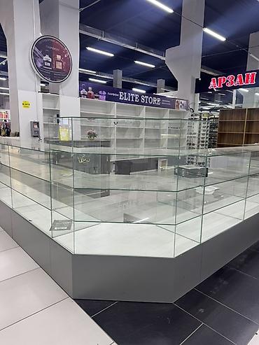 орг: Островной торговый киоск-витрина из стекла, даяр мебель же Болбосом — 4